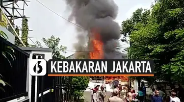 Sebuah rumah yang dijadikan lokasi penyimpanan dekorasi di kawasan Pulomas Jaktim terbakar. 1 orang pegawai yang tegah tertidur tewas terbakar. Kasus ini ditangani Polsek Metro Pulomas.
