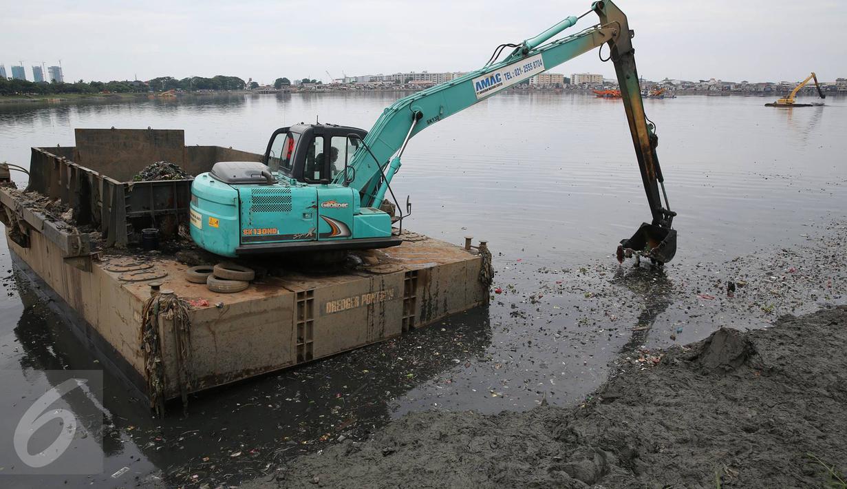 Alat berat mengeruk lumpur dan sampah yang mengendap di Waduk Pluit, Jakarta, Rabu (30/11). Pengerukan dilakukan untuk mengantisipasi banjir, seiring dengan datangnya musim hujan. (Liputan6.com/Immanuel Antonius)
