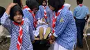 Sejumlah siswa memberikan pertolongan pertama saat simulasi bencana gempa dan tsunami di sebuah sekolah di Banda Aceh, Aceh, Rabu (9/10/2019). Para siswa dibekali wawasan tanggap darurat bencana dan pemberian pertolongan pertama pada korban gempa. (Photo by CHAIDEER MAHYUDDIN / AFP)