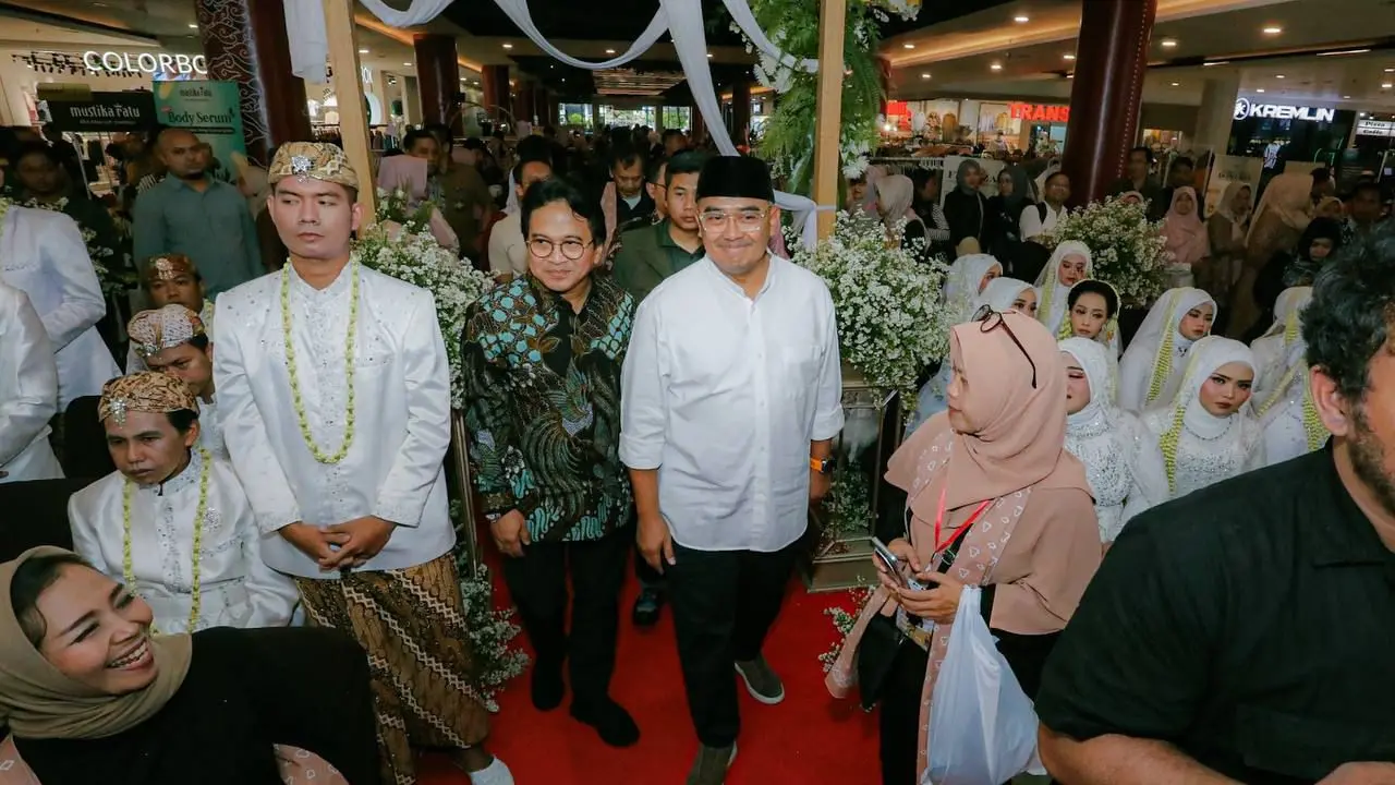 Wali Kota Bandung, Muhammad Farhan, menghadiri pernikahan di Kota Bandung