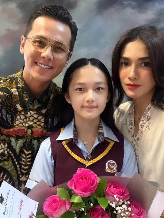 Shakeela Eleanor Ameera atau kerap disapa Elea baru saja lulus SD. Anak Ussy dan Andhika yang baru berusia 10 tahun itu menarik perhatian. Tidak hanya paras cantik putrinya, tapi juga usianya Elea yang baru 10 tahun. [Instagram/ussypratama]