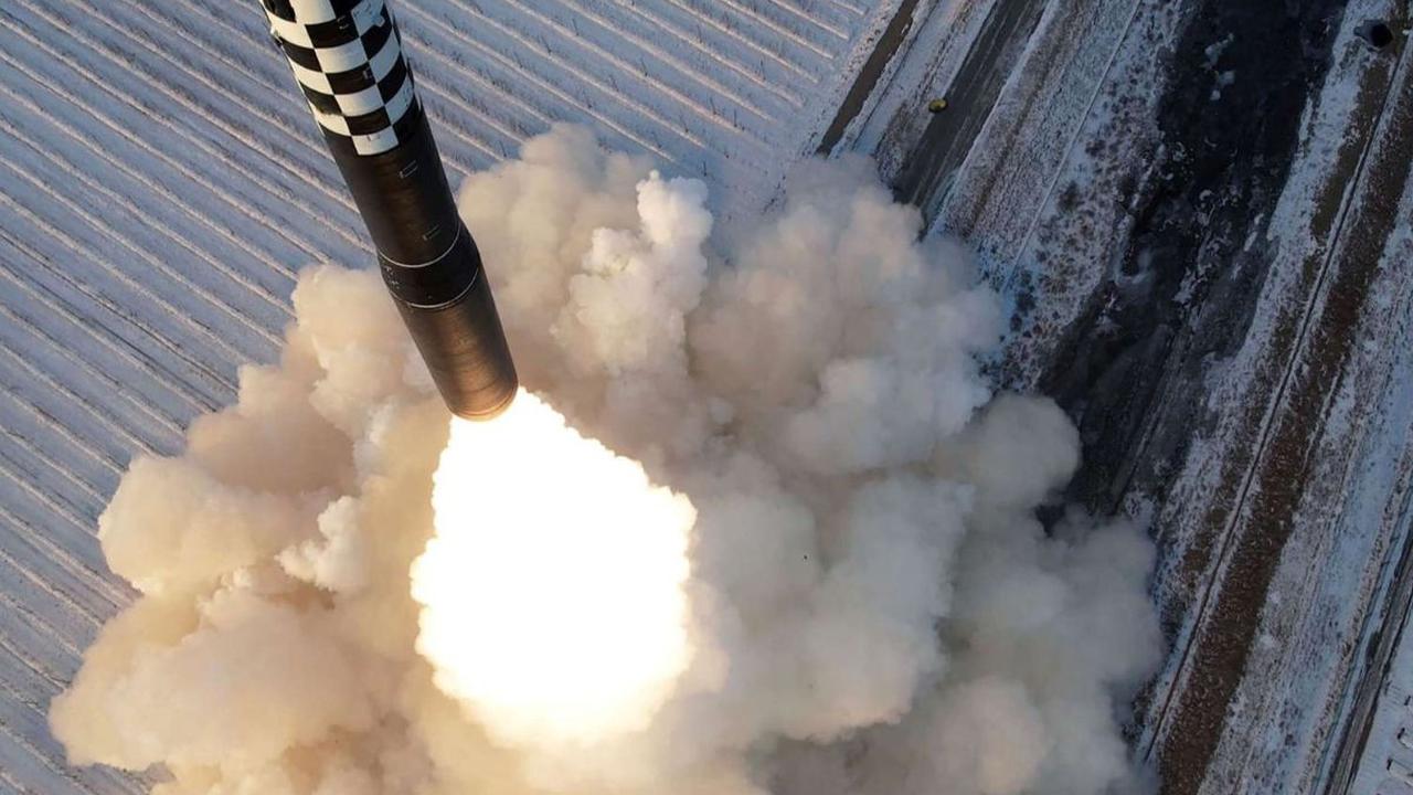 Korea Utara mengumumkan pada Selasa (19/12/2023) bahwa negara tersebut telah menguji coba rudal nuklir antarbenua (ICBM) Hwasong-18. Peluncuran rudal balistik itu dilakukan untuk mengukur kesiapannya dalam menghadapi ancaman perang nuklir melawan Amerika 