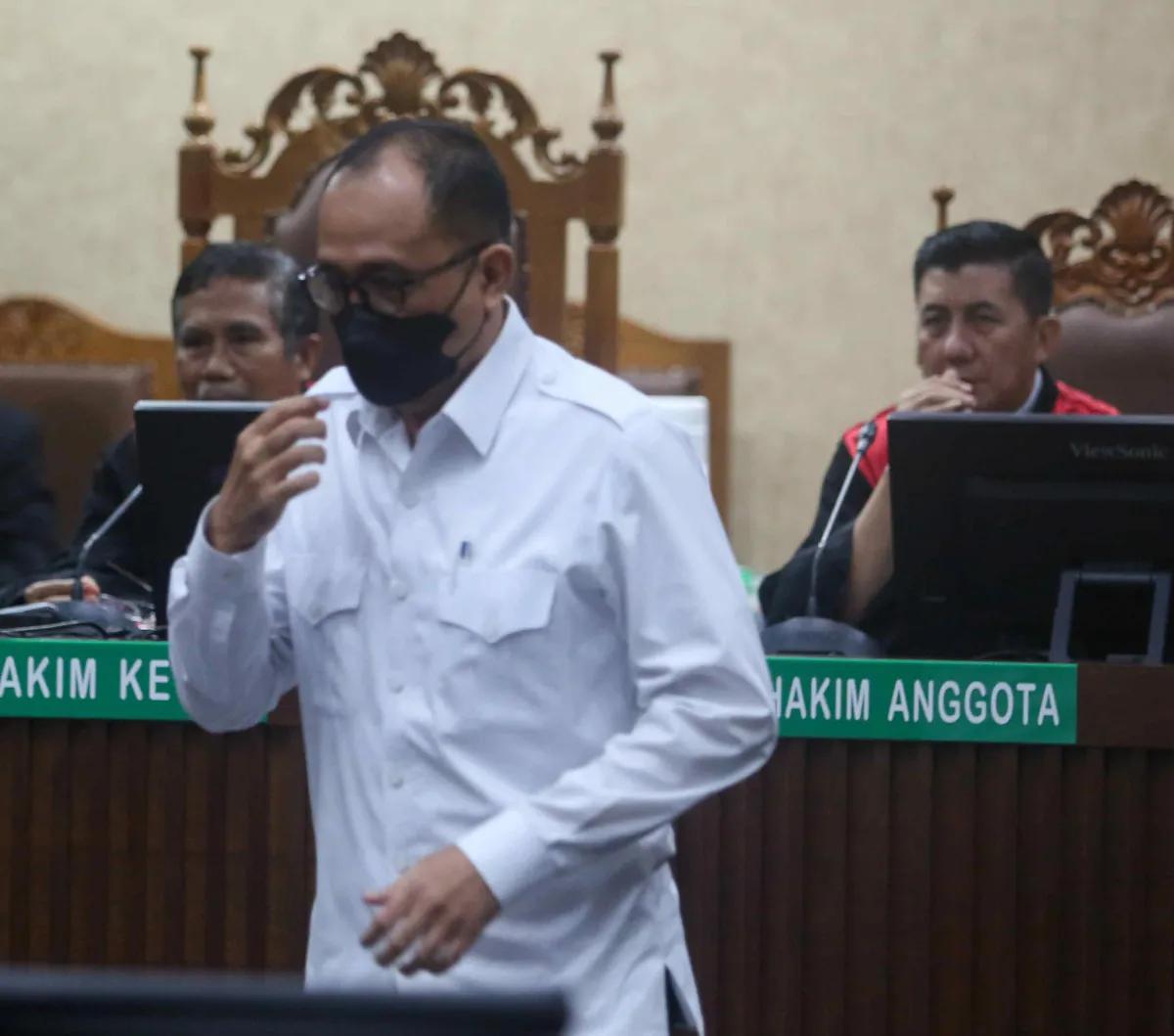 Ernie Meike Torondek juga mengaku bahwa namanya hanya dicantumkan oleh suaminya sebagai komisaris di perusahaan tersebut.