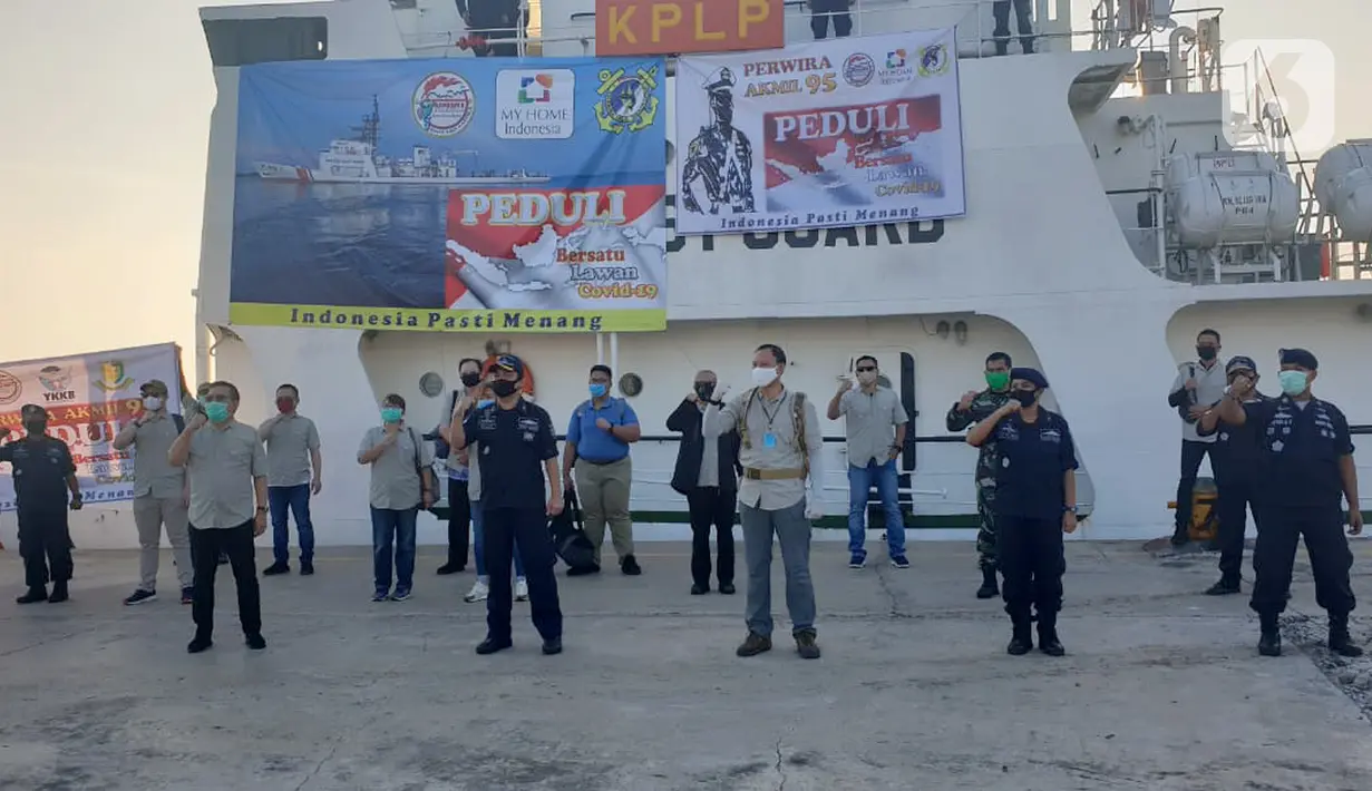 Paguyuban Perwira Abituren Akmil 95 saat ikrar di Pulau Pari, Rabu (20/5/2020). Damadika 95 bekerjasama dengan MyHome Indonesia dan Kesatuan Pengamanan Laut dan Pantai Tanjung Priok memberikan donasi kepada masyarakat terdampat Covid-19. (Liputan6.com/Pool/Damadika 95)