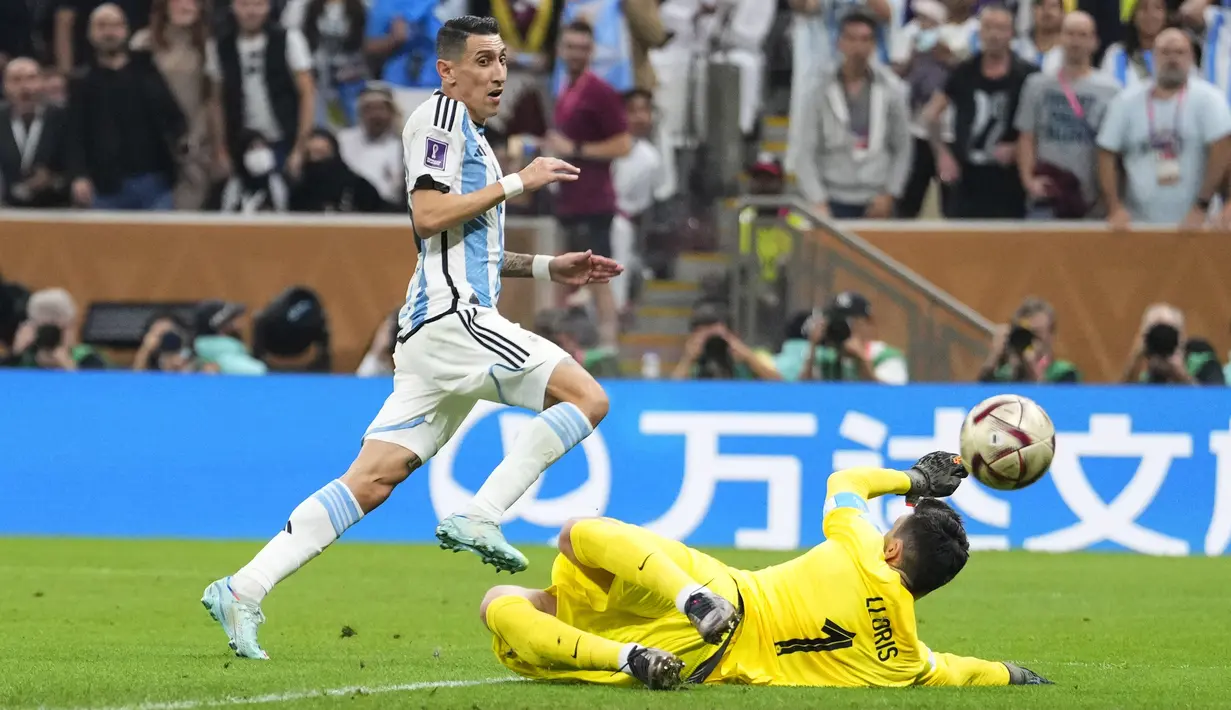 Angel Di Maria akhirnya berhasil mengecoh penjaga gawang Prancis Hugo Lloris dan menggandakan keunggulan bagi Argentina di menit ke-36. (AP Photo/Manu Fernandez)