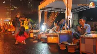 Di arena Jakarta Night Festival juga terdapat beberapa penjual jajanan khas Betawi, kerak telor (Liputan6.com/Herman Zakharia)