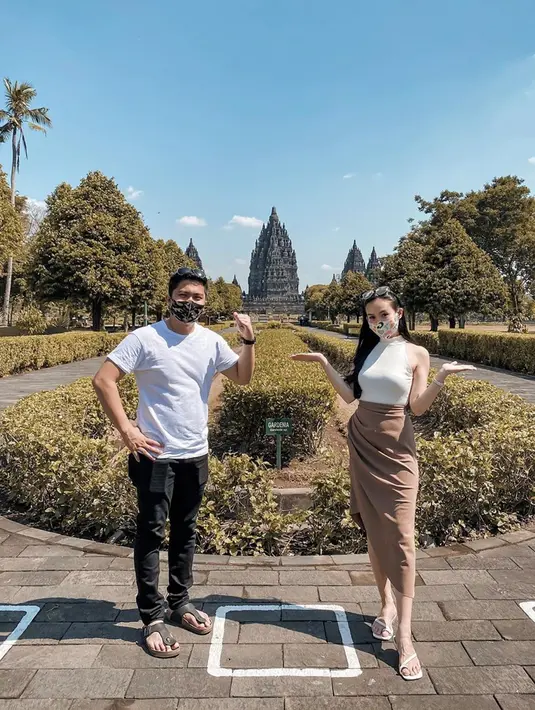Di liburannya ke Yogyakarta kali ini, Sarah tak sendirian. Ia bersama sang sahabat yakni Awkarin dan juga kekasihnya, yakni Diska Resha. (Liputan6.com/IG/sarahgibson21)