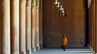 Seorang wanita berjalan di lorong Masjid Ibnu Tulun, Kairo, saat bulan suci Ramadan, 2 Juni 2017. Masjid yang dibangun pada 876-879 di masa pemerintahan Ahmad Ibn Tulun ini merupakan masjid tertua kedua di Mesir. (REUTERS/Amr Abdallah Dalsh)