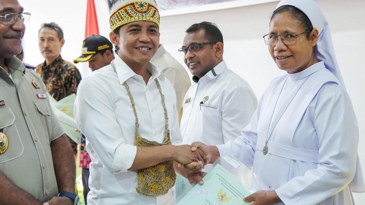 Wamen ATR Serahkan Sertifikat Gereja di Kota Sorong: Konstitusi Menjamin Rumah Ibadah Dibangun