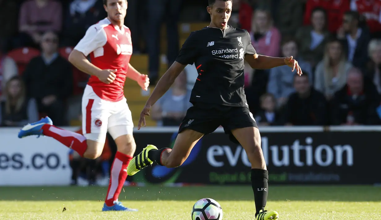 Pemain Liverpool, Trent Alexander Arnold mengontrol bola saat timnya melawan Fleetwood Town pada laga uji coba di Stadion Highbury, (13/7/2016). (Action Images via Reuters/Ed Sykes)