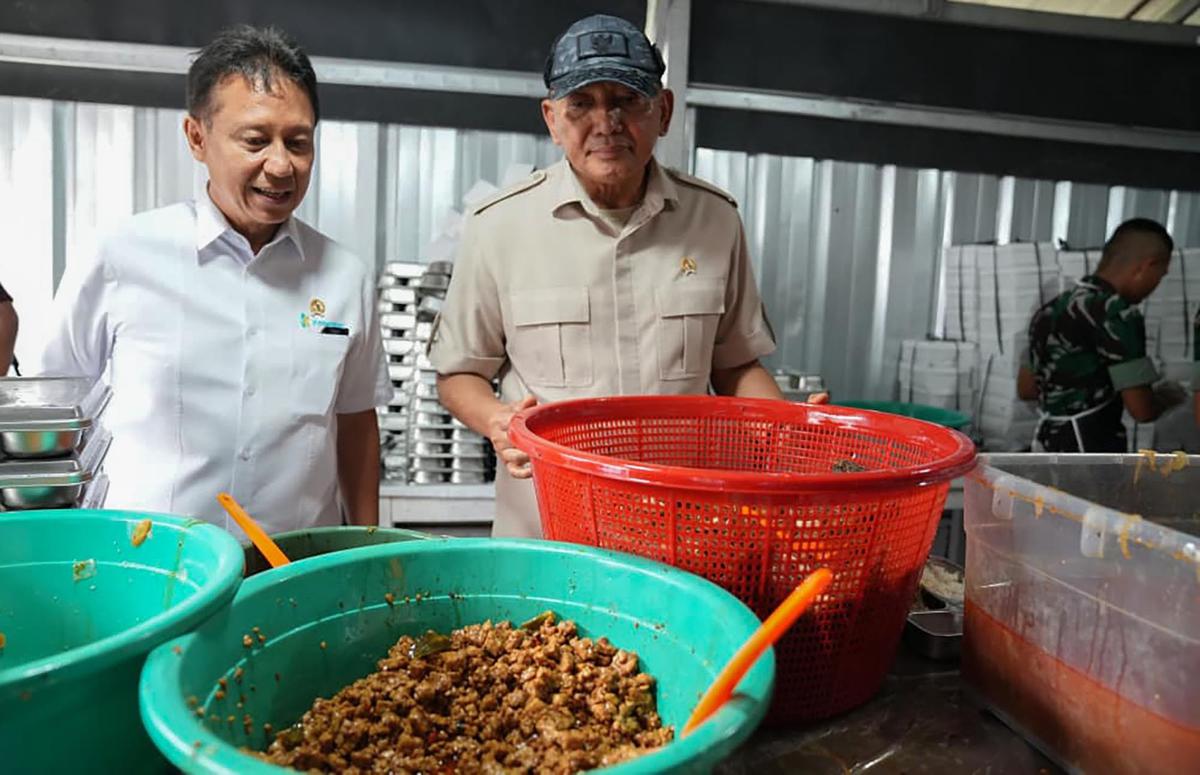 FOTO: Menhan Sjafrie Tinjau Yonif TP 843, Perkuat Sinergi Pertahanan, Kesehatan, dan Ketahanan Pangan