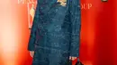 Cut Mini tampil santun dengan tunik tenun berwarna biru gelap dari Oscar Lawalata. Dipadukan dengan hijab berwarna senada dan kain batik sebagai rok [@snap.nuel]