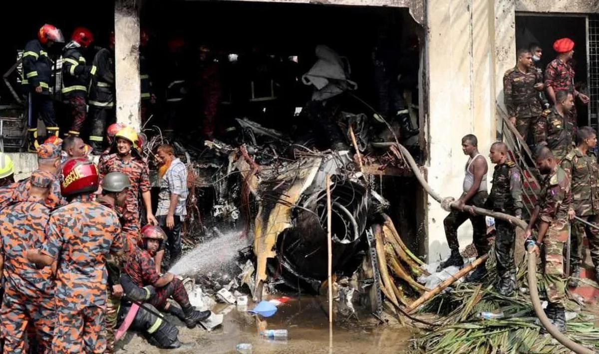 pesawat jet bangladesh jatuh