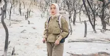 Meski naik gunung, Ririe Fairus tetap tampil stylish dengan pakaiannya yang nyaman. Tak ketinggalan ia juga menggendong tas carriernya. [Foto: Instagram/ririe_fairus]