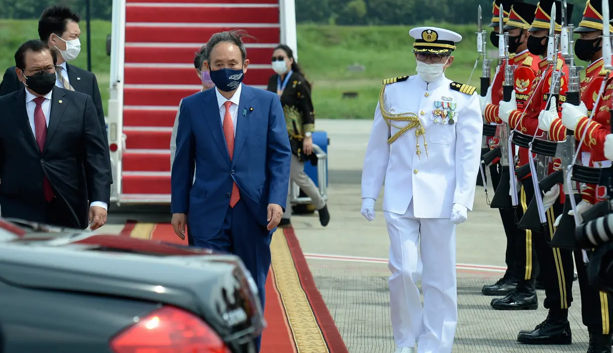 Perdana Menteri Jepang Yoshihide Suga berjalan menuju mobilnya setibanya di Bandara Halim Perdanakusuma, Jakarta, 20 Oktober 2020. Lawatan kenegaraan tersebut dalam rangka meningkatkan hubungan bilateral antar kedua negara. (Indonesian Presidential Palace via AP)
