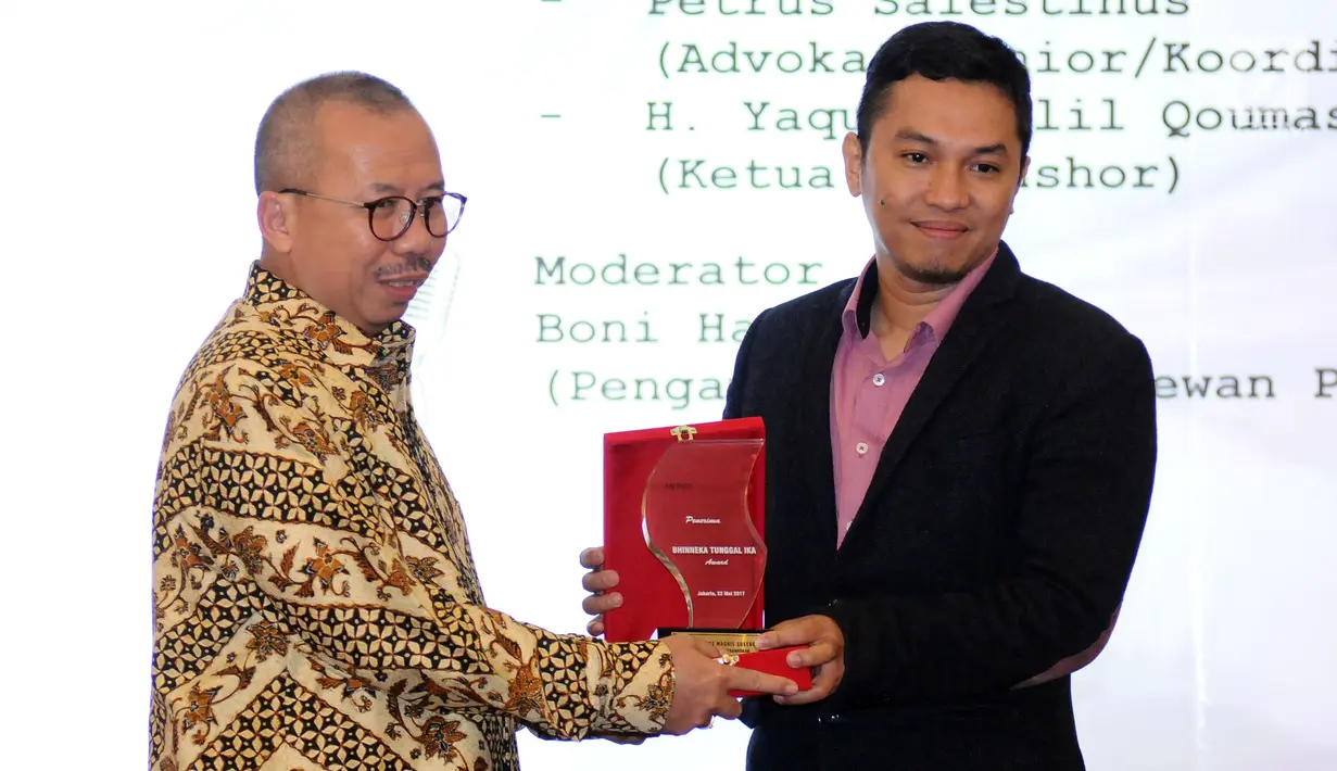 Kadiv Humas Mabes Polri, Irjen Setyo Wasisto (kiri) mewakili Kapolri Jenderal Tito Karnavian menerima penghargaan Bhinneka Tunggal Ika Award 2017 di Jakarta, Senin (22/5). 12 tokoh nasional menerima penghargaan dari LPI. (Liputan6.com/Helmi Fithriansyah)