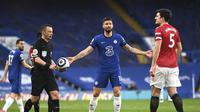 Strike Chelsea Olivier Giroud dan bek Manchester United Harry Maguire bereaksi atas keputusan wasit Stuart Atwell yang tidak memberikan MU penalti dalam lanjutan Liga Inggris di Stamford Bridge, Minggu (28/2/2021). (Andy Rain / Pool via AP)