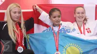 Atlet karate wanita dari berbagai negara usai menerima medali pada acara pembukaan Kejuaraan Dunia Shotokan Karate-Do International Federation (SKIF) 2016 di JIExpo Kemayoran Jakarta, Sabtu (27/8). (Liputan6.com/Immanuel Antonius)