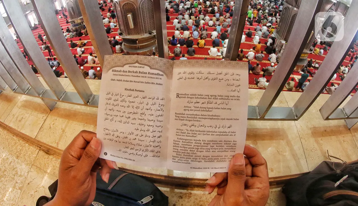 Umat Islam mendengarkan khutbah saat mengikuti ibadah salat Jumat pertama Ramadan 1444 Hijriyah di Masjid Istiqlal, Jakarta, Jumat (24/3/2023). (Liputan6.com/Angga Yuniar)