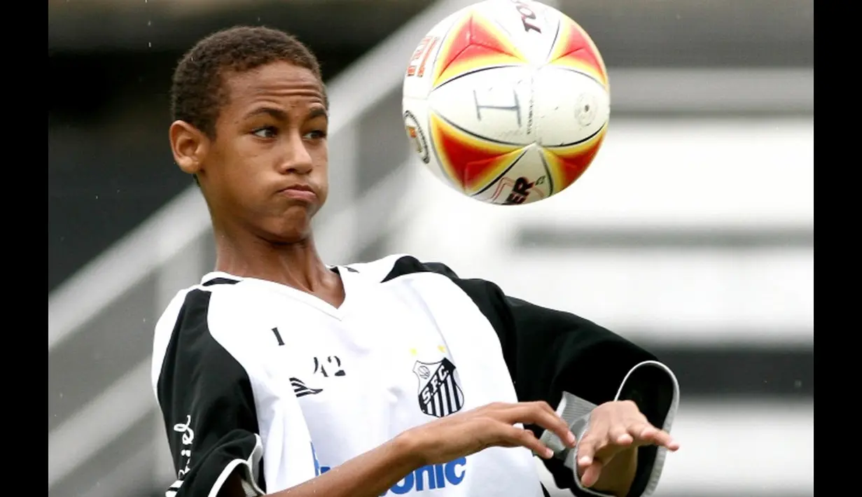 Neymar kecil pun kemudian tumbuh di lingkungan yang damai di Mogi das Cruzes in Santos, Sao Paulo. Bakat sepakbola yang dimiliki Neymar ternyata diturunkan ayahnya (twitter.com)