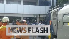 Salah satu ruang biro Sumber Daya Manusia (SDM) Polda Metro Jaya dilalap si jago merah.  Satu kendaraan water cannon Direktorat Sabhara dikerahkan untuk memadamkan api tersebut.