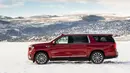 GMC Yukon XL V Denali memiliki dimensi yang panjang, hal ini dapat memungkinkan mobil mengangkut banyak barang. Tampilan sampingnya simpel namun elegan. Terdapat pilar berbentuk "L" yang dibuat tidak menyentuh atap sehingga memberikan kesan melayang. (Source: auto-data.net)