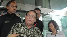 Mantan Panglima TNI, Endriartono Sutarto mendatangi gedung komisi pemberantasan korupsi (KPK), Jakarta, Kamis (12/2/2015). (Liputan6.com/Herman Zakharia)