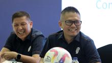 Direktur utama PT Liga Indonesia Baru (LIB), Ferry Paulus bersama Direktur Operasional,&nbsp;Asep Saputra berbincang dengan awak media di Kantor PT LIB di kawasan Senayan, Jakarta, Kamis (15/5/2025). (Bola.com/Bagaskara Lazuardi)