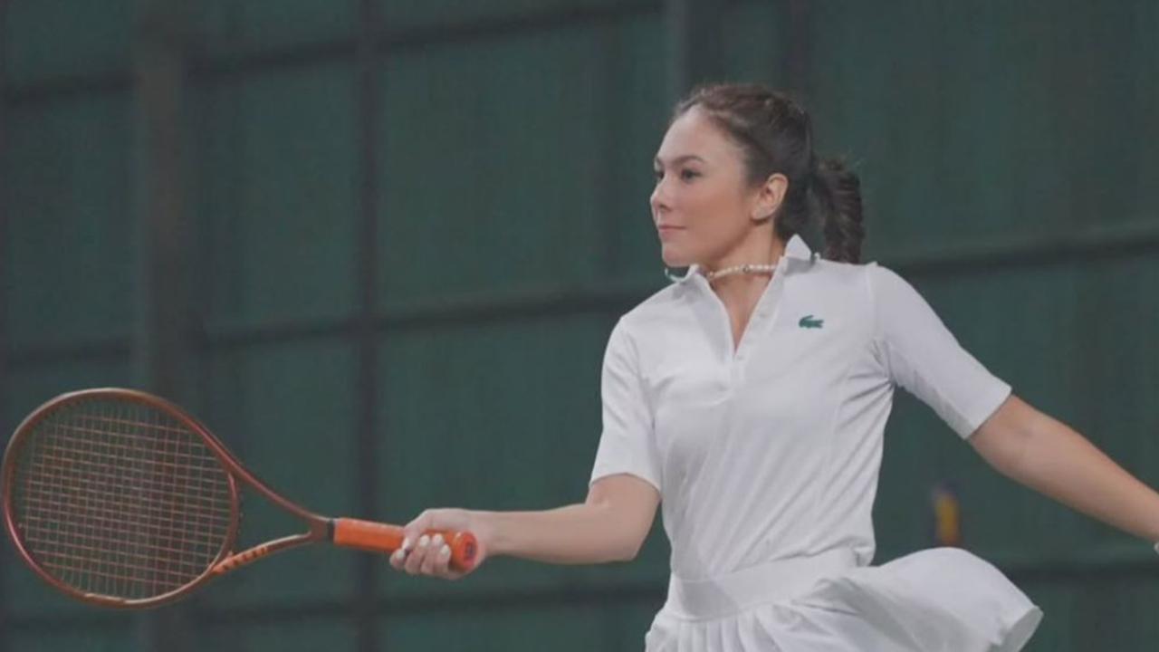 5 Potret Cantik Wulan Guritno saat Main Tenis, Tampilkan Body Goals dengan Outfit Sederhana