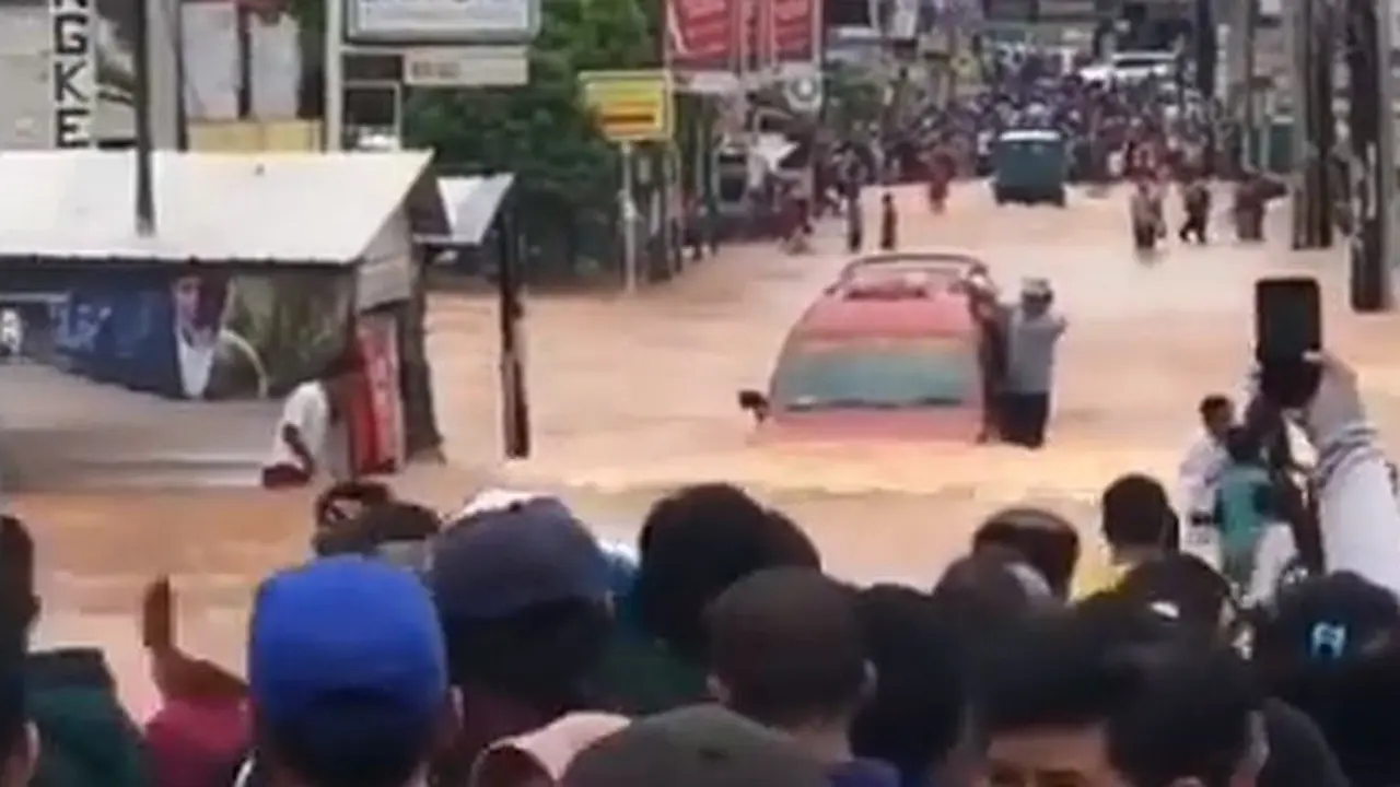 Angkot Isuzu Panther Terobos Banjir Tanpa Masalah (Instagram)