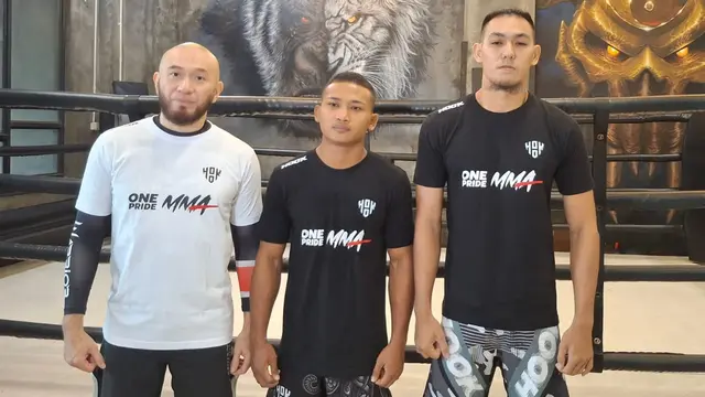 Dua petarung muda Indonesia, Rio Tirto dan Denny Daffa, tengah bersiap.