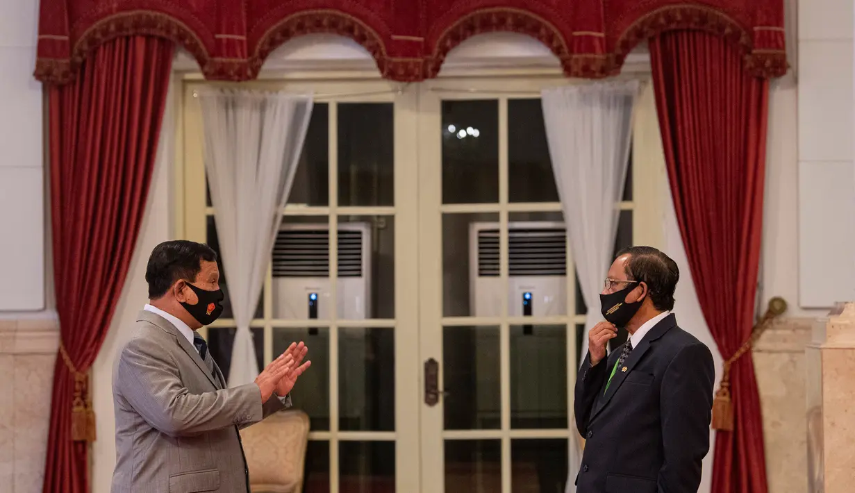 Menhan Prabowo Subianto (kiri) berbincang dengan Menko Polhukam Mahfud MD disela Peringatan Ke-74 Hari Bhayangkara Tahun 2020 di Istana Negara, Jakarta, Rabu (1/7/2020). (ANTARA FOTO/Sigid Kurniawan/POOL)