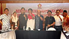 Bakal Calon Gubernur DKI Jakarta 2017 memberikan salam kepada pers saat acara pertemuan di Jakarta, Jumat (12/2). Selain silaturahmi, acara ini juga persiapan bagi calon gubernur DKI Jakarta pada Pilkada mendatang. (Liputan6.com/Immanuel Antonius)