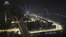 Suasana malam di Sirkuit Marina Bay Street yang diselimuti kabut asap di Singapura (18/9/2019). Jelang F1 GP Singapura 2019, tingkat polusi udara Singapura mencapai level tidak sehat untuk pertama kalinya sejak tiga tahun terakhir. (AFP Photo/Mladen Antonov)