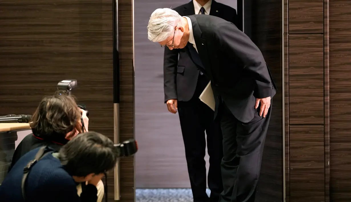 Presiden dan CEO Kobe Steel Hiroya Kawasaki membungkuk saat konferensi pers di Tokyo, Jepang,  Selasa (6/3). Pengundurannya terkait skandal pemalsuan data perusahaan secara besar-besaran. (AP Photo/Shizuo Kambayashi)