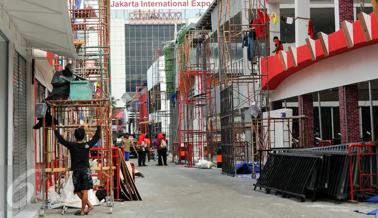 Pekerja menyelesaikan pekerjaan di arena Jakarta Fair 2016, Kemayoran, Jakarta, Senin (6/6/2016). Jakarta Fair Kemayoran 2016 akan digelar mulai dari 10 Juni hingga 17 Juli 2016 di Jakarta International Expo (JIExpo) Kemayoran. (Liputan6.com/Yoppy Renato)
