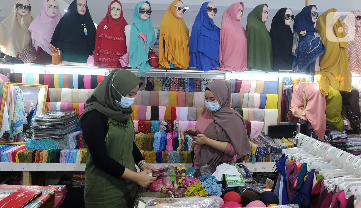 Suasana kios penjual kerudung di Poins Square Lebak Bulus, Jakarta, Senin (4/1/2021). Dampak pandemi COVID-19, sejumlah pemilik kios di pusat berbelanjaan tersebut mengaku mengalami penurunan omzet hingga 50 persen. (merdeka.com/Arie Basuki)