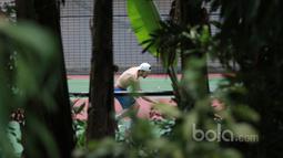 Seorang petenis tengah berlatih ringan sebelum bertanding pada ajang Combiphar Tennis Open 2017 di Hotel Sultan, Jakarta. Senin (13/2/2017). (Bola.com/Nicklas Hanoatubun)
