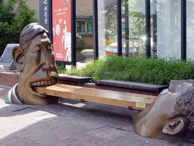 Patung yang terletak di depan Museum Bukcheon, Seoul, Korea ini cukup unik. Patung BomJu Ku ini menggambarkan dua kepala lelaki yang sedang menggigit papan yang menjadi tempat duduk. (moco-choco.com)