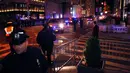 Petugas melakukan penjagaan di luar Trump Tower di 5th Avenue, New York, Kamis (10/11). Seiring munculnya gelombang unjuk rasa anti Trump, markas Presiden terpilih AS itu dijaga ketat sejumlah personel Departemen Kepolisian New York. (KENA BETANCUR/AFP)