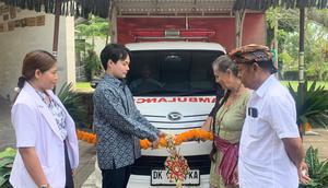Serah terima ambulans buatan jepang di Desa Mas, &lrm;Kecamatan Ubud, Kabupaten Gianyar, Provinsi Bali, melalui Bantuan Hibah Grassroots untuk Keamanan &lrm;Manusia dari Pemerintah Jepang. (Dok. Kedutaan Besar Jepang di Jakarta)