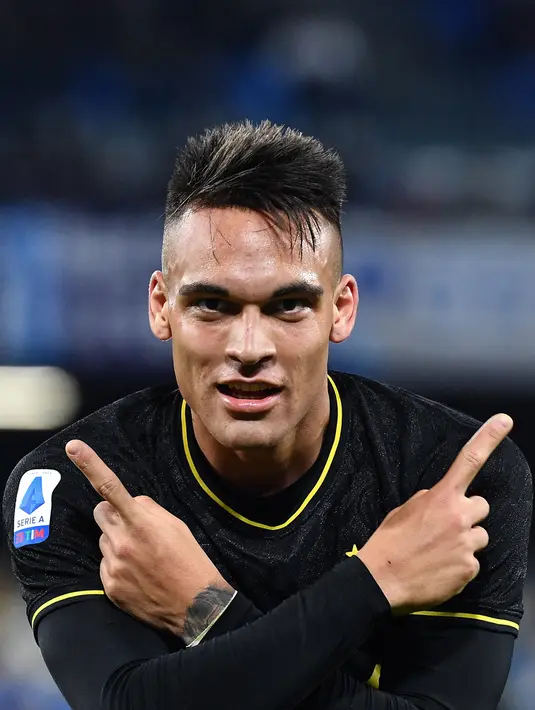 Penyerang Inter Milan, Lautaro Martinez berselebrasi usai mencetak gol ke gawang Napoli pada pertandingan lanjutan Liga Serie A Italia di stadion San Paolo Naples (6/1/2020). Inter menang 3-1 atas Napoli. (AFP/Tiziana Fabi)