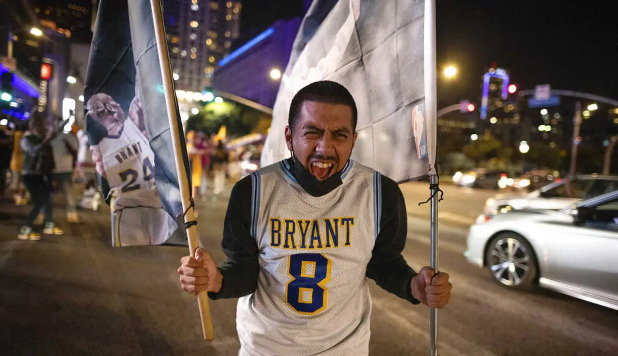 Fans LA Lakers saat merayakan gelar juara NBA 2020 di Los Angeles, Senin (12/10/2020). LA Lakers menjuara NBA 2020 setelah mengalahkan Miami Heat dengan skor 106-93 dalam final gim ke enam. (AP/Christian Monterrosa)