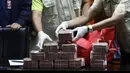 Petugas KPK menunjukkan barang bukti hasil operasi tangkap tangan dengan tersangka Bupati Musi Banyuasin, Dodi Reza Alex Noerdin di Gedung KPK, Jakarta, Sabtu (16/10/2021). KPK menyita uang tunai sejumlah Rp 270 juta dan Rp1,5 Miliar dari MRD (ajudan Bupati). (Liputan6.com/Helmi Fithriansyah)