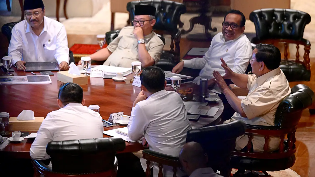 Menteri Sosial Saifullah Yusuf (Gus Ipul) melaporkan perkembangan Sekolah Rakyat dalam Rapat Terbatas bersama Presiden Prabowo di Padepokan Garuda Yaksa, Hambalang pada Senin (23/06/2025). (Foto Dok: BPMI Setpres)