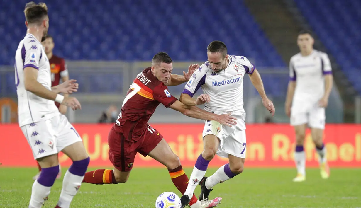 Pemain Fiorentina Franck Ribery (kanan) berebut bola dengan pemain Roma Jordan Veretout  pada pertandingan Serie A Italia di Olympic Stadium, Roma, Italia, Minggu (1/11/2020). Roma menang 2-0. (AP Photo/Gregorio Borgia)