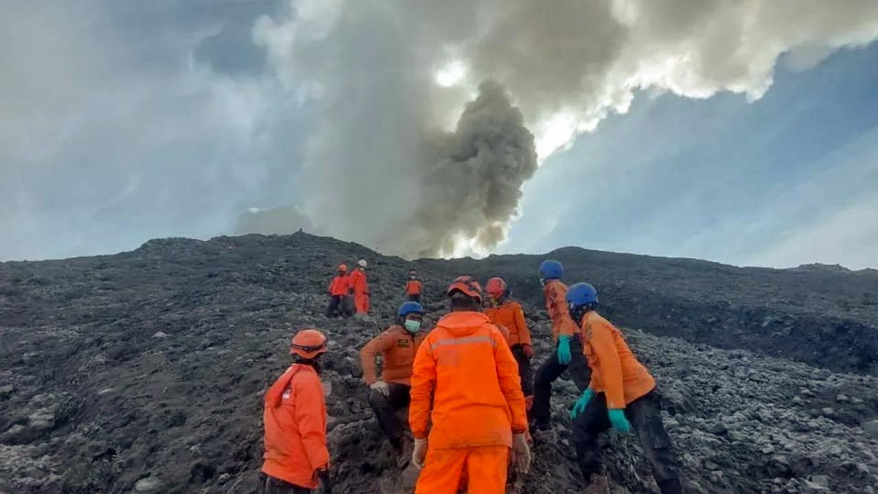 Evakuasi korban erupsi Gunung Marapi