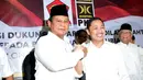 Prabowo berjabat tangan dengan Anis Matta saat acara Deklarasi dukungan PKS di Kantor DPP PKS, Jakarta, Sabtu (17/5/2014) (liputan6.com/Johan Tallo)