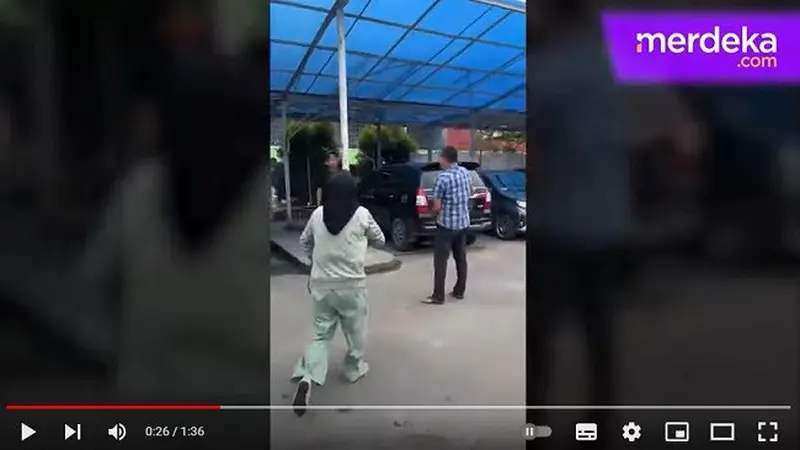 Dua debt collector diduga dianiaya seorang oknum polisi di Palembang saat sedang menagih cicilan mobil. (sumber: YouTube MerdekaDotCom)