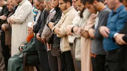 Kemarau yang melanda beberapa bulan terakhir di Gaza menyebabkan krisis air di kawasan tersebut, Palestina, Rabu (16/11). Warga melakukan Salat Istisqa agar diberi hujan oleh Allah. (REUTERS)